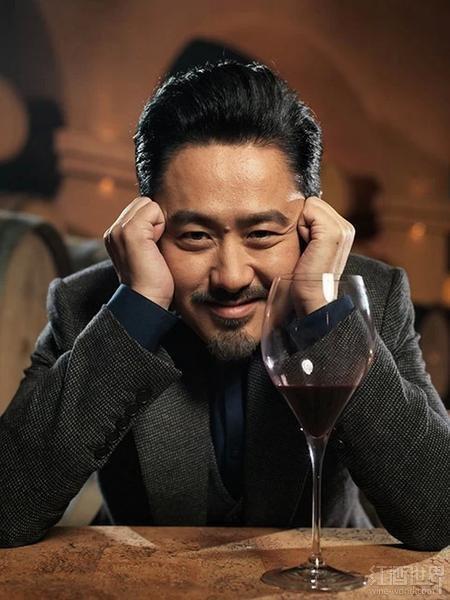 男神是怎样喝葡萄酒的?(组图)