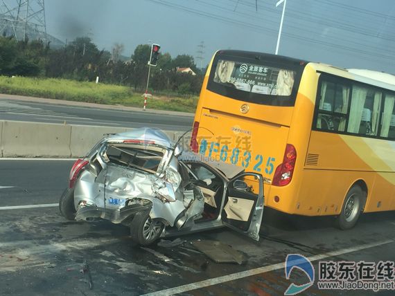 开发区八角附近发惨烈车祸 奇瑞轿车被挤扁(图) 社会新闻 烟台新闻网