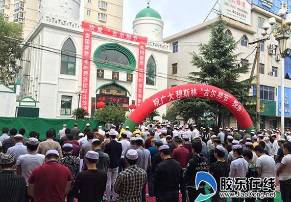 大殿上方悬挂着红色的节日横幅:欢度"古尔邦节"