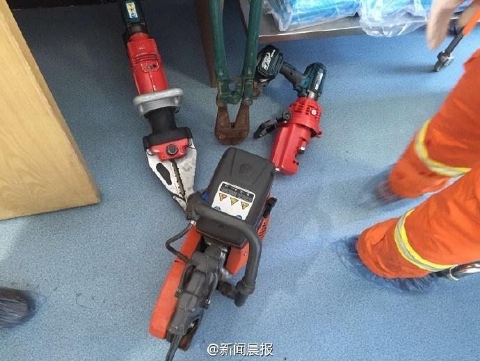 图为消防员使用的工具.
