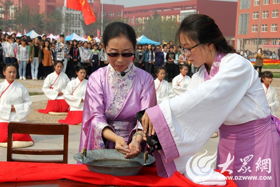 曲阜师大政治学院举办汉服成人礼(组图)
