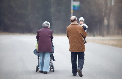 "隔代抚养"城市小调查:姥姥带娃,奶奶去哪儿了?