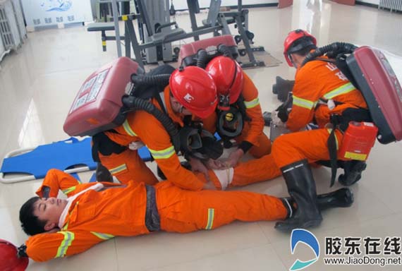 山东省应急救援指挥中心副主任杨继栋带队,对烟台市非煤矿山救护队