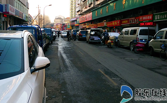 四马路两侧停满汽车