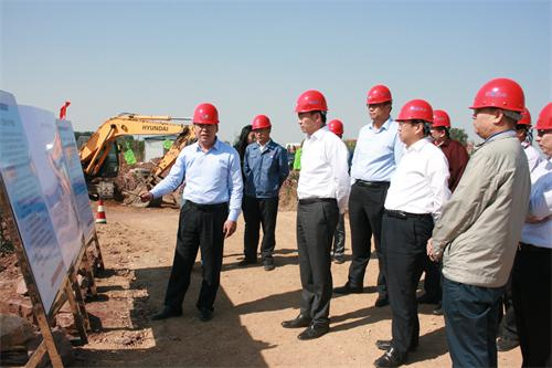 公司经理陈晓华向市委刘赞松书记等市领导介绍海润丰引水工程进展