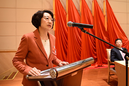 祁小青被选举为芝罘区人民政府区长 向宪法宣誓