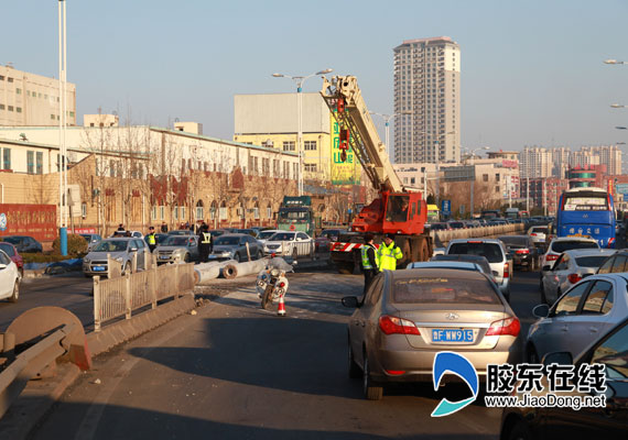 芝罘区环海路立交桥发生事故 货车拐弯"跑偏了"_烟台汽车_胶东在线