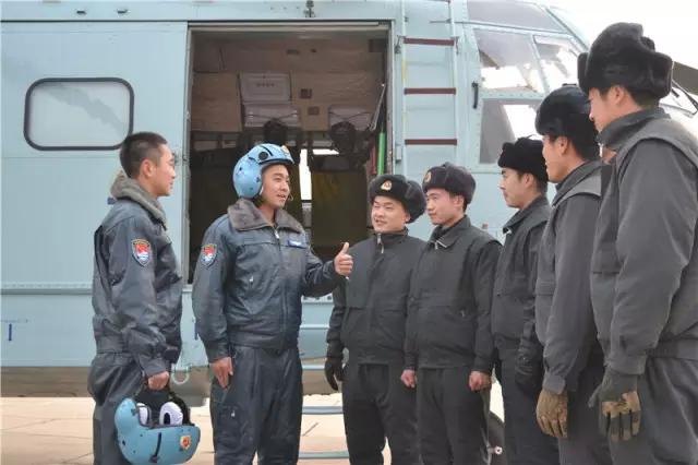 海军航空兵学院换发新式地勤服保暖帅气图