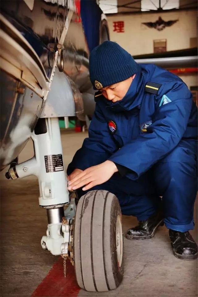 海军航空兵学院换发新式地勤服保暖帅气图