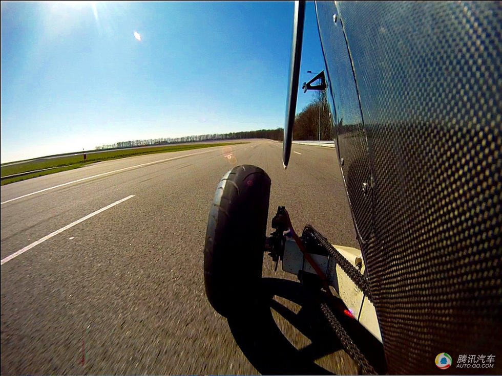 未来战警新座驾 酷炫双座"飞行摩托"