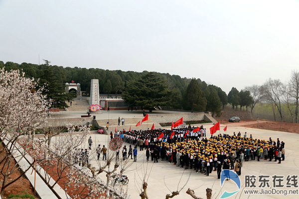 4月1日,来自莱阳市各中小学的近千名学生,徒步来到红土崖烈士陵园,把"