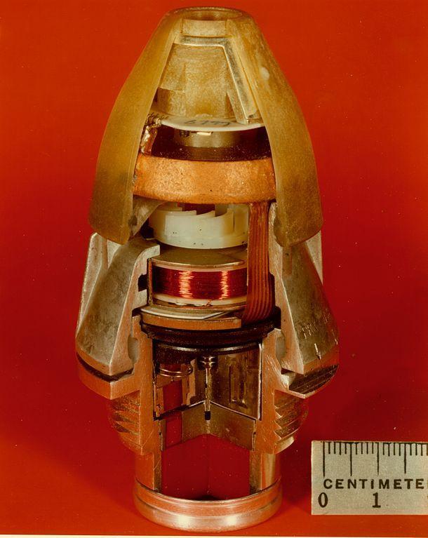 美国兵徒手拔出喷火的炮弹 让各国炮手目瞪口呆