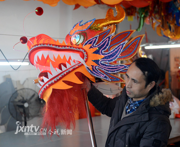 南昌城南龙灯传承人史克滨在向记者展示龙头