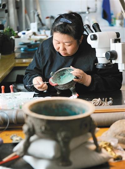 乒乓球冠军变身文物修复能手 还原青铜器原貌