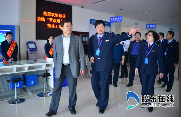 福山区区委常委,常务副区长陈善志及财政局局长毕建宏共同参与了见证