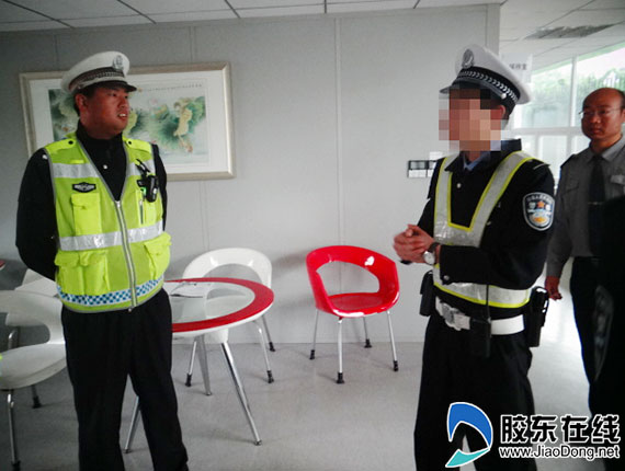 男子冒充交警执勤被擒 曾当过辅警胶东在线5月6日讯(通讯员 王军良