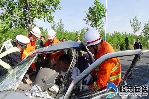 招远消防大队接到报警称位于黄水路某路段发生一起交通事故,一名男子