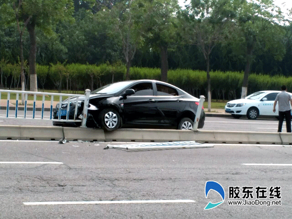 莱山区国际博览中心南侧港城东大街上,一辆黑色现代轿车发生单方车祸