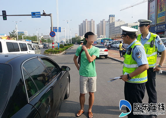 煙臺港交警大隊查獲一起無證駕駛交通違法行為