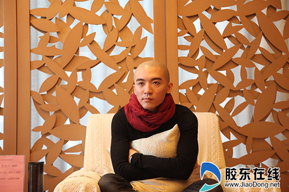 京剧裘派传人裘继戎接受记者采访