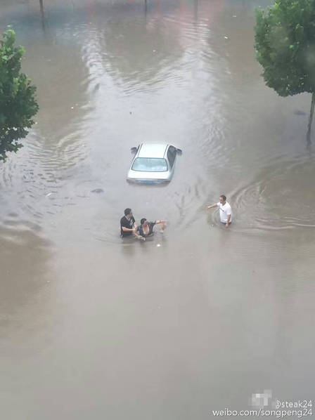 河北暴雨女子險被水淹沒 路過小夥將其救起(圖)