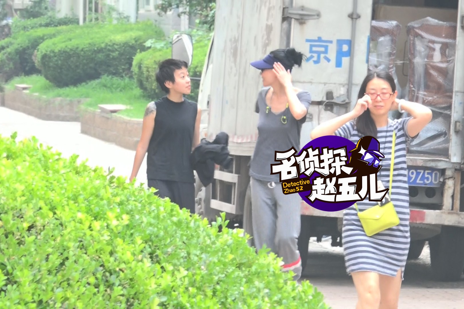 王菲与女儿窦靖童悠闲散步充满元气少女感