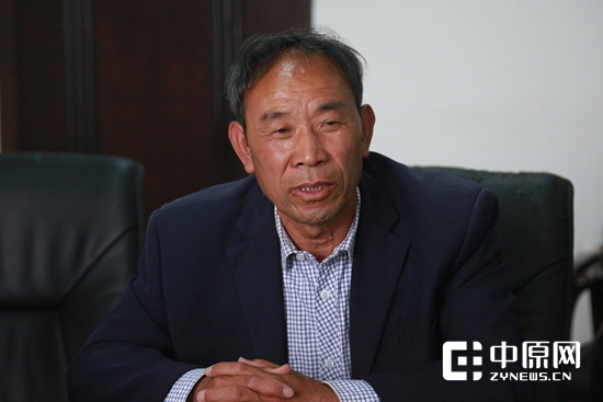 杨小周两年凿山开渠916米引水助百姓脱贫