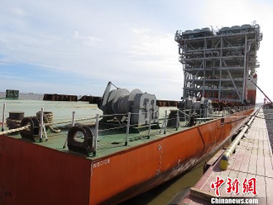 中国最大半潜打捞工程船"华洋龙"号首航圆满结束