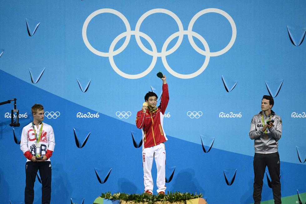 男子3米板颁奖仪式 曹缘挥手庆祝夺冠