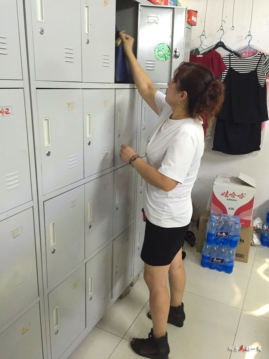 王淑芬每天都省去了换工装的时间,因为每天她都是穿着工装上下班,当小