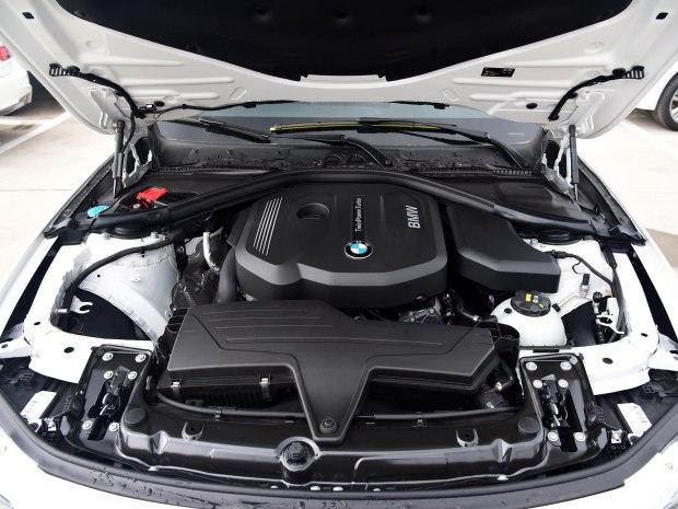 『配图为新款宝马3系318i时尚型发动机』