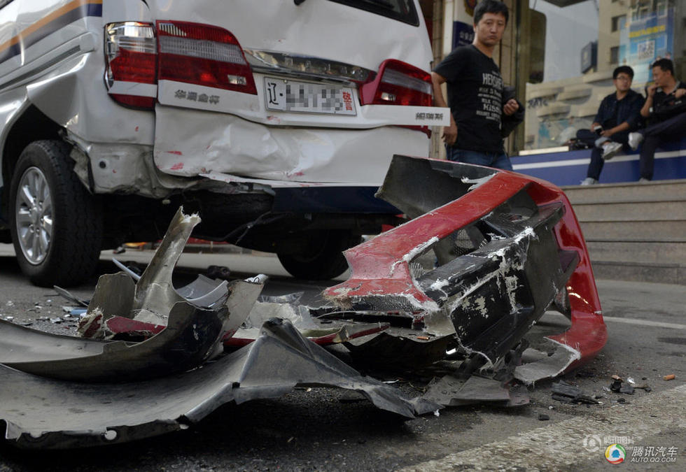 图为撞到警车后跑车掉落的零件和被撞的警车