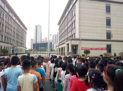 芝罘区幸福小学举行防踩踏事件安全演练