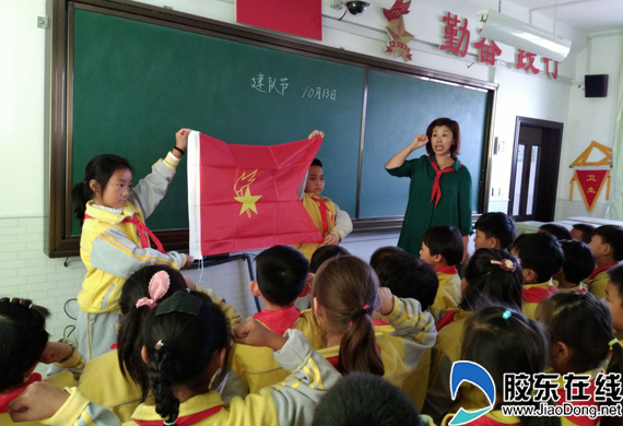 芝罘区刘家小学开展了"学队史,知队情"活动