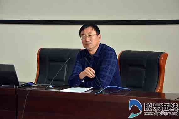 烟台三中初中部邢启熙校长在启动仪式上发表讲话