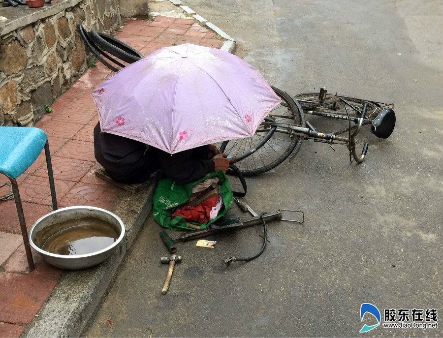 [感動瞬間]雨中的修車工 街頭修車攤點越來越少 社會新聞 煙臺新聞網