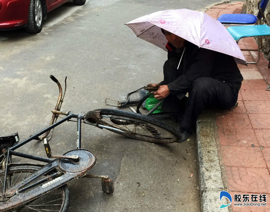 [感动瞬间]雨中的修车工 街头修车摊点越来越少