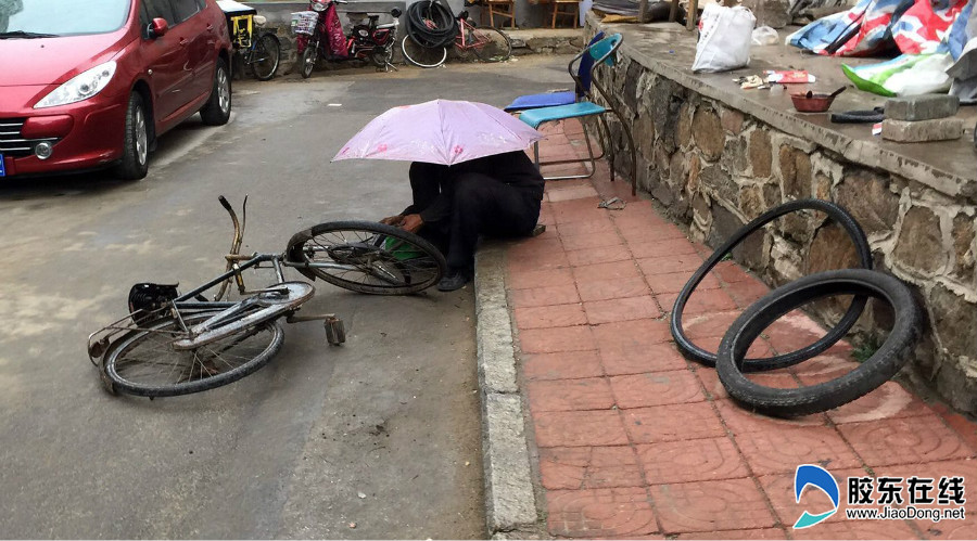 [感動瞬間]雨中的修車工 街頭修車攤點越來越少 社會新聞 煙臺新聞網