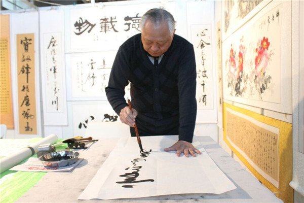 大师孙善民现场挥毫,博得满堂彩书画展区总是人群最多的地方,不少书法