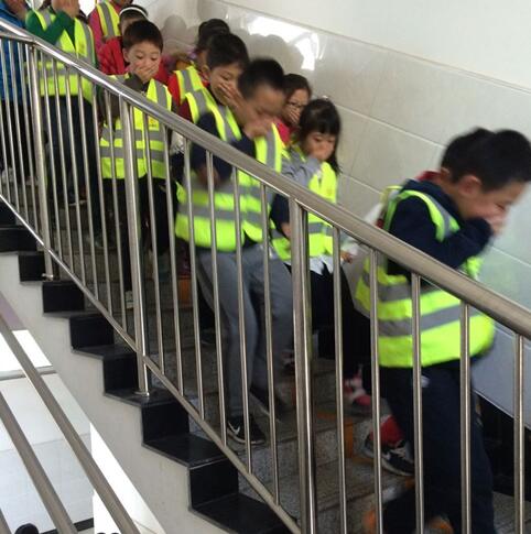 芝罘区幸福小学举行消防安全逃生演练