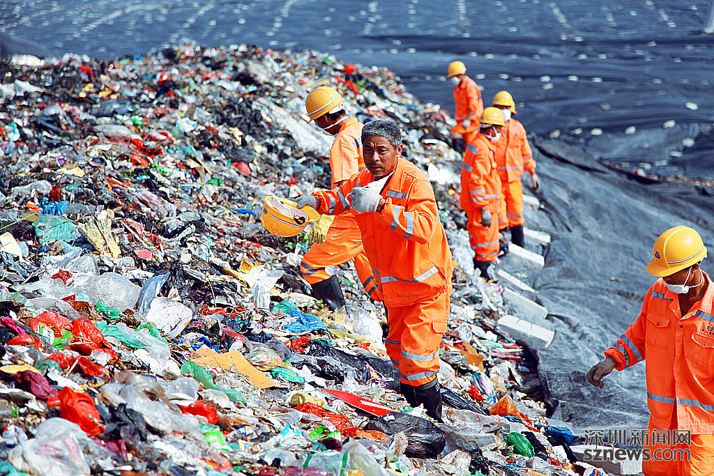 老虎坑垃圾填埋场的工人
