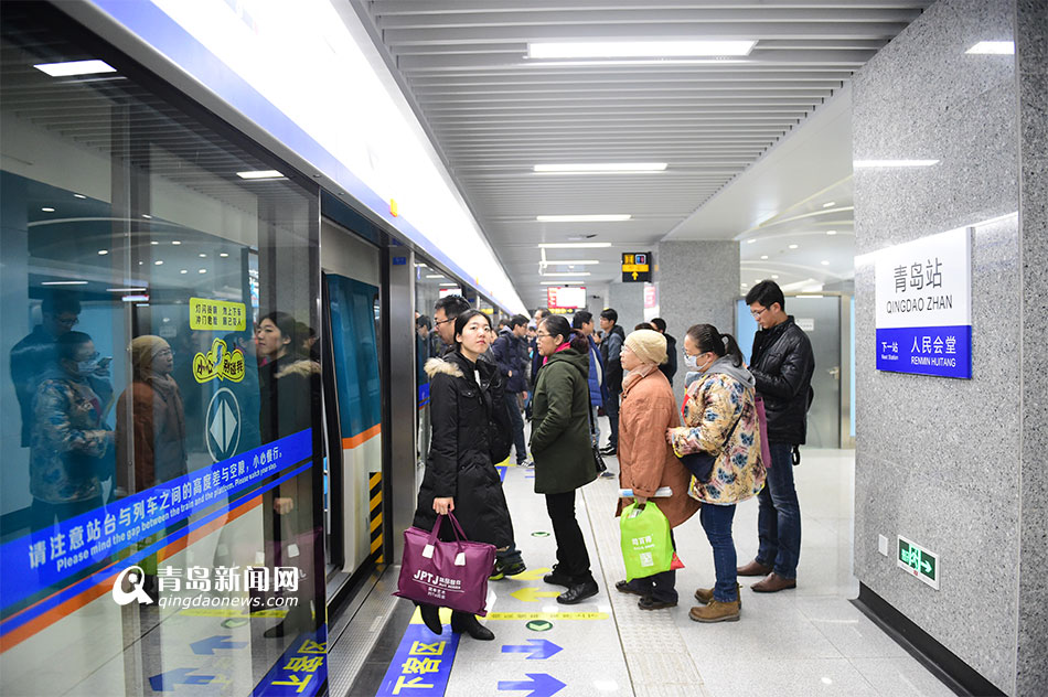 乘客排队上下车