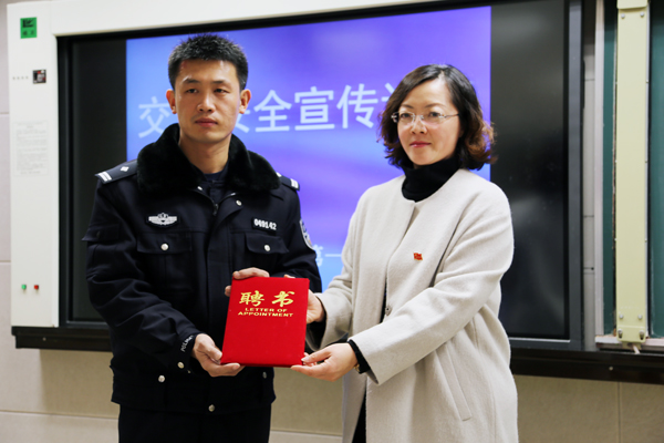 烟台一中举行交通安全教育专题讲座