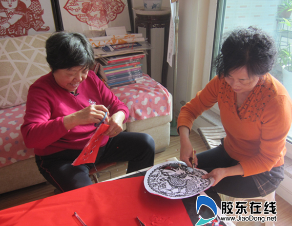 剪窗花迎新春图