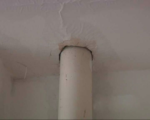 芝罘区一居民家中暖气管爆裂 楼下住户被淹(图)