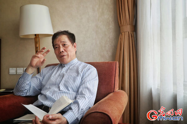 【三月朗读者】赵丽宏委员为你朗读《脊梁》