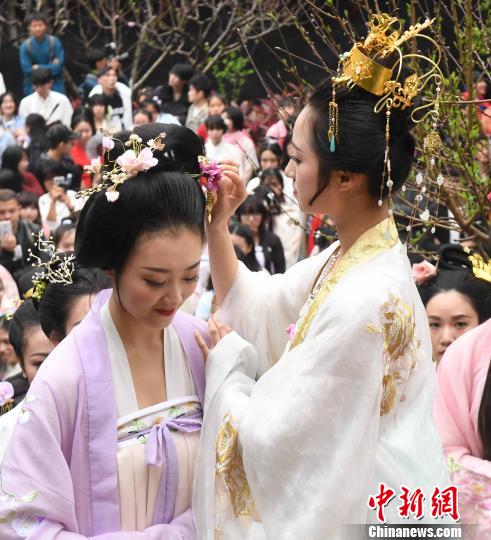 传统花朝节:汉服女子呈现唯美"簪花礼"