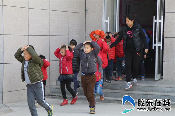 鲁峰小学举行防震安全演练_烟台教育_胶东在线教育频道
