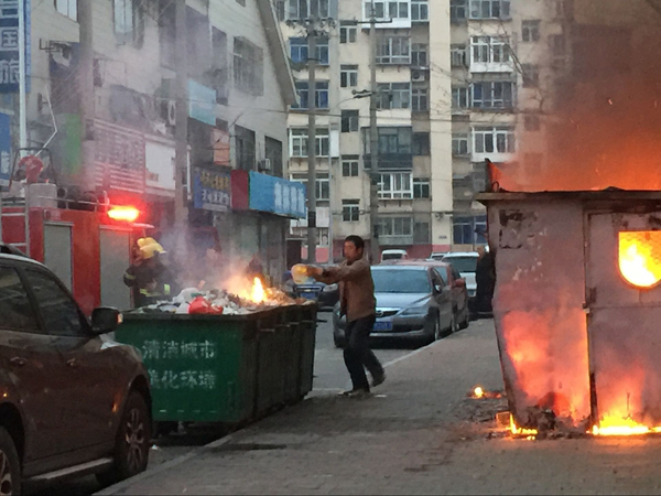 市民爆料:垃圾房蹊跷着火 消防员迅速岀警扑灭
