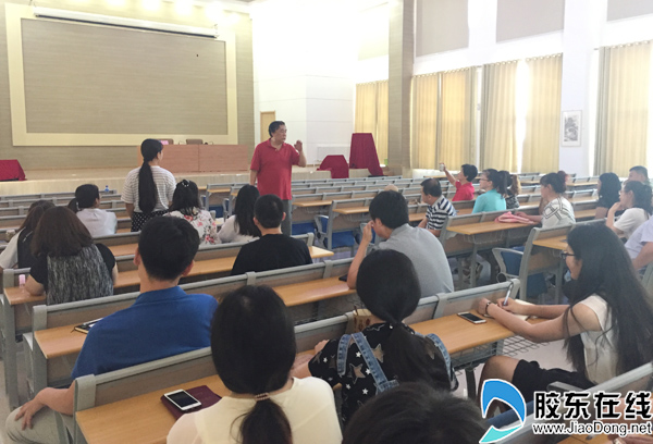 国家话剧院一级演员梁国庆到高疃镇作专题讲座